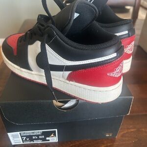 Air Jordan 1 (low) size 7Y sneakers